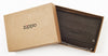 Portefeuille horizontal avec chaîne et marque Zippo, dans une boîte cadeau ouverte