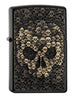 Vue de face 3/4 briquet Zippo noir emblème tête de mort composée de nombreux petits crânes