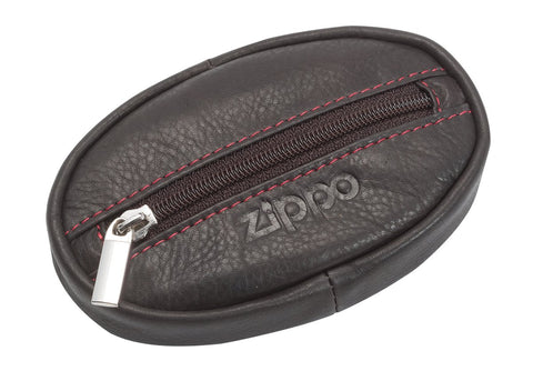 Vue de face petit porte-monnaie Zippo marron foncé fermé avec logo Zippo
