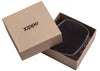 Vide-poches Zippo noir en cuir avec logo Zippo et poignées en cuir rouge, dans une boîte cadeau ouverte