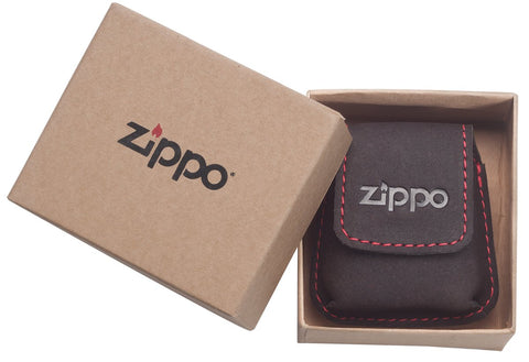 Pochette en cuir Zippo marron fermée avec logo Zippo, dans une boîte cadeau ouverte
