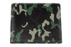 Vue de face portefeuille à cartes de crédit motif camouflage vert fermé avec logo Zippo