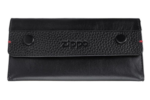 Vue de face blague à tabac en cuir noir avec 2 boutons-pression logo Zippo