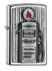 Vue de face 3/4 briquet Zippo emblème pompe à essence et flamme Zippo