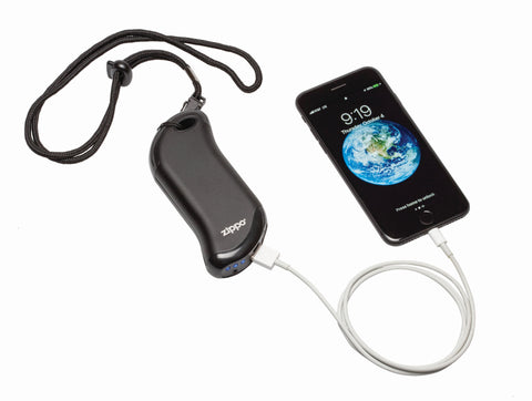 Chauffe-mains rechargeable Zippo Heatbank noir connecté à un smartphone pour le recharger