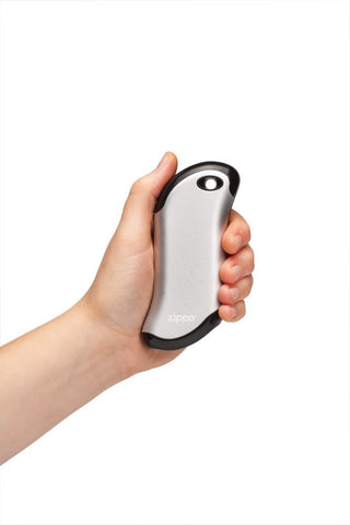  Chauffe-mains rechargeable Heatbank Zippo argenté tenu à la main