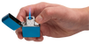 Insert butane Zippo à flamme simple dans boîtier avec flamme tenu dans une main