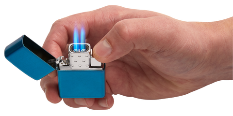 Insert butane Zippo à double flamme dans boîtier avec 2 flammes tenu dans une main