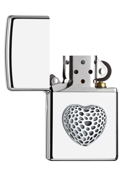Vue de face 3/4 briquet Zippo High Polish Chrome avec emblème cœur, ouvert