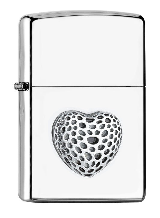 Vue de face 3/4 briquet Zippo High Polish Chrome avec emblème cœur