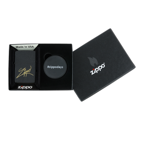 Briquet Zippo vue de face dans le coffret cadeau et fait de métal, avec une illustration en couleur qui montre la signature de votre marque préférée 