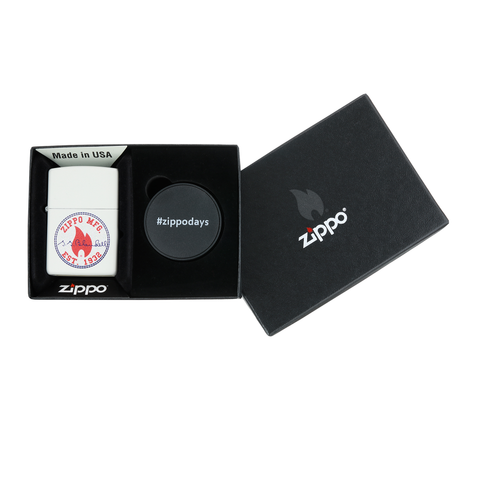 Briquet Zippo vue de face White Matte dans le coffret cadeau  et fait de métal, avec une illustration en couleur qui montre le logo de Zippo, tout en rouge et bleu.