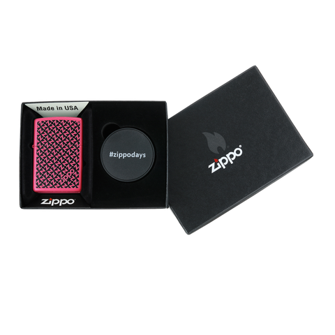 Briquet Zippo vue de face dans le coffret cadeau  et fait de métal en couleur rose et noir avec une illustration en couleur qui montre le logo Zippo est caché parmi les lettres Z