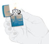 Zippo Feuerzeug 360 Grad poliert blau mit New York Skyline Empire State Building Online Only geöffnet mit Flamme in stilisierter Hand