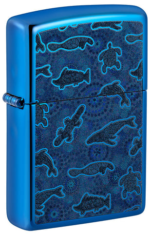 Briquet Zippo vue de face ¾ angle en bleu brillant avec illustration de créatures marines dans le style de l'art aborigène