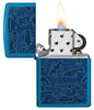 Briquet Zippo vue de face ouverte et allumée en bleu brillant avec illustration d'animaux marins dans le style de l'art aborigène