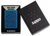 Briquet Zippo Vue de face en bleu brillant avec illustration d'animaux marins dans le style de l'art aborigène dans une boîte cadeau ouverte