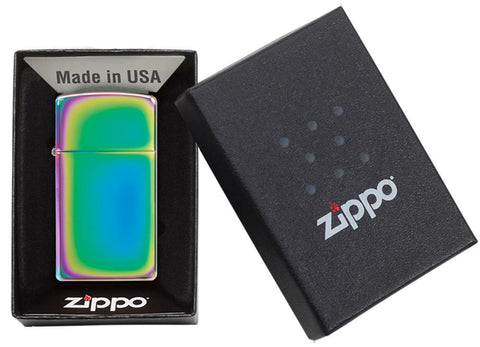Vue de face briquet Zippo Slim multicolore, dans une boîte cadeau ouverte