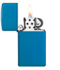 Vue de face briquet Zippo Slim bleu saphir modèle de base, ouvert avec flamme 