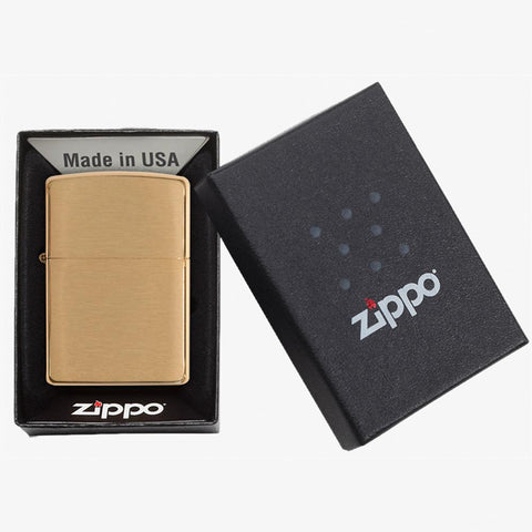 Vue de face briquet Zippo Brass Brushed modèle de base, dans une boîte cadeau ouverte