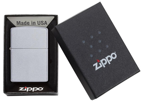 Vue de face briquet Zippo Satin Chrome modèle de base, dans une boîte cadeau ouverte