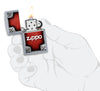 Briquet tempête Zippo Metal Mesh Design dans une main pour représenter la taille du briquet