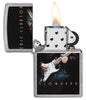 Briquet Zippo vue de face chromé ouvert et allumé avec image colorée d'Eric Clapton jouant de la guitare