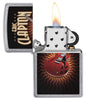 Briquet Zippo vue de face chromé ouvert et allumé avec une image colorée d'une guitare rouge d'Eric Clapton