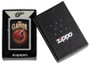 Briquet Zippo vue de face chromée avec illustration en couleur d'une guitare rouge d'Eric Clapton dans une boîte ouverte