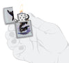 Briquet Zippo vue de face chromé ouvert et allumé avec illustration en couleur de deux orques dessinés par Guy Harvey dans la main stylisée