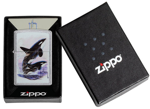 Briquet Zippo vue de face chromé avec illustration en couleur de deux orques dessinées par Guy Harvey en boîte ouverte