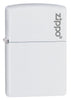Vue de face 3/4 briquet Zippo blanc mat modèle de base avec logo Zippo