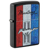 Briquet Zippo vue de face ¾ angle noir mat avec image colorée du logo Ford Mustang