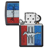 Briquet Zippo vue de face noir mat ouvert avec illustration en couleur du logo Ford Mustang