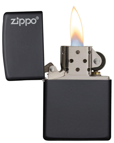 Vue de face briquet Zippo Black Matte modèle de base avec marque Zippo, ouvert avec flamme