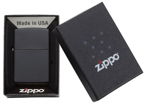 Vue de face briquet Zippo Black Matte modèle de base, dans une boîte cadeau ouverte