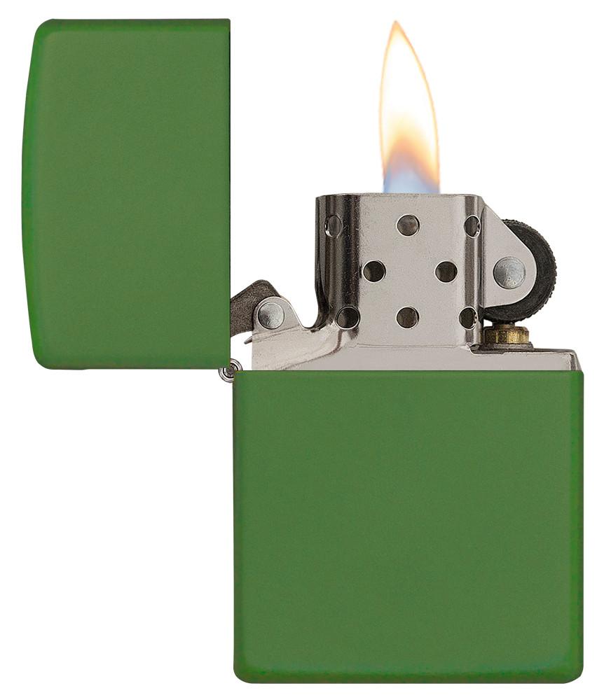 Briquet Zippo modèle de base Moss Green Matte, ouvert avec flamme