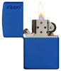 Briquet Zippo bleu royal mat modèle de base avec logo Zippo, ouvert avec flamme