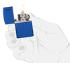 Briquet Zippo bleu royal mat modèle de base avec logo Zippo, ouvert avec flamme dans une main stylisée