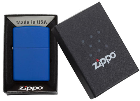 Vue de face briquet Zippo bleu royal mat modèle de base, ouvert avec flamme dans une boîte cadeau ouverte