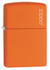 Vue de face 3/4 briquet Zippo Orange Matte modèle de base avec logo Zippo