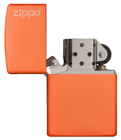 Vue de face briquet Zippo Orange Matte modèle de base avec logo Zippo, ouvert