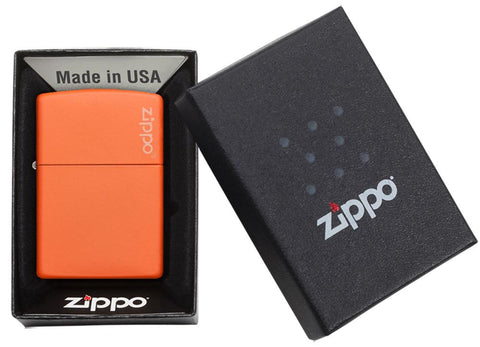 Vue de face briquet Zippo Orange Matte modèle de base avec logo Zippo, dans une boîte cadeau ouverte