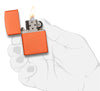 Vue de face briquet Zippo Orange Matt modèle de base, ouvert avec flamme dans une main stylisée