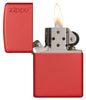 Vue de face briquet Zippo Red Matte avec logo Zippo, ouvert avec flamme