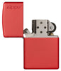 Vue de face briquet Zippo Red Matte avec logo Zippo, ouvert 