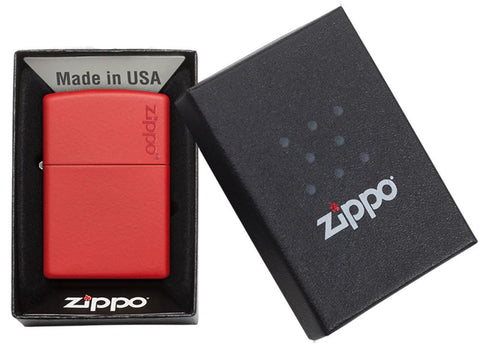Vue de face briquet Zippo Red Matte avec logo Zippo, ouvert avec flamme, dans une boîte cadeau ouverte