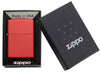 Vue de face briquet Zippo Red Matte modèle de base, dans une boîte cadeau ouverte