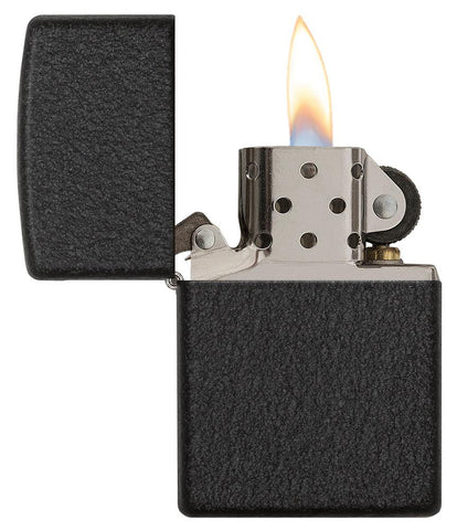 Vue de face briquet Zippo Black Crackle modèle de base, ouvert avec flamme