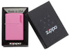 Vue de face briquet Zippo Pink Matte modèle avec logo Zippo, dans une boîte cadeau ouverte
